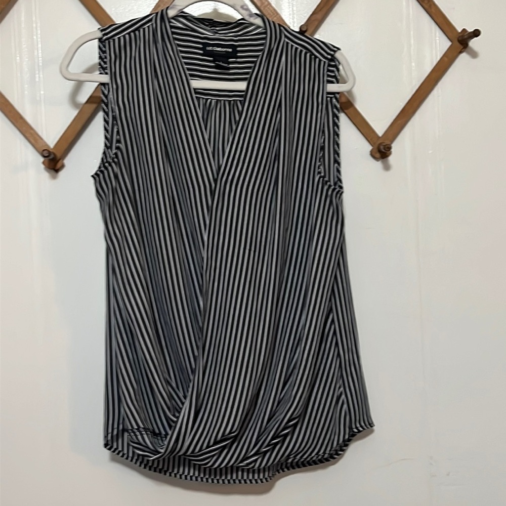 Liz Claiborne V neck crossover sleeveless striped size L